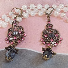 BO Irr&eacute;sistible Love mont&eacute;es avec cabochons ronds, gouttes facett&eacute;es Noires en verre, coupelles &eacute;toiles et filigran&eacute;es sur des dormeuses Bronze